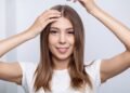 Home remedy for shiny hair : लांब चमकदार केसांसाठी केळीच्या सालीचे पाणी वापरा.