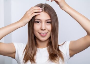 Home remedy for shiny hair : लांब चमकदार केसांसाठी केळीच्या सालीचे पाणी वापरा.