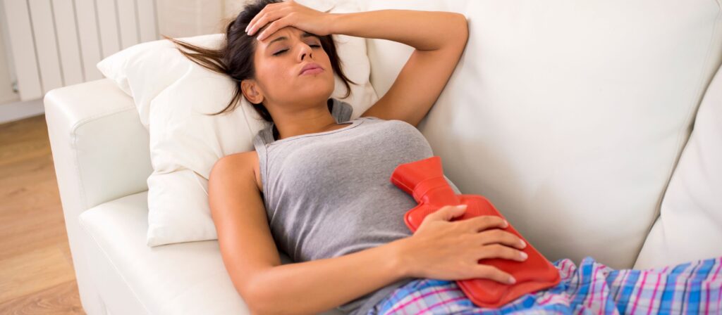 These four signs show that teenage girls is about to hit her first menstrual period.