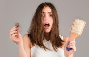 महिलांनो, केस गळतायत? मग हे घरगुती उपाय खास तुमच्यासाठीच!